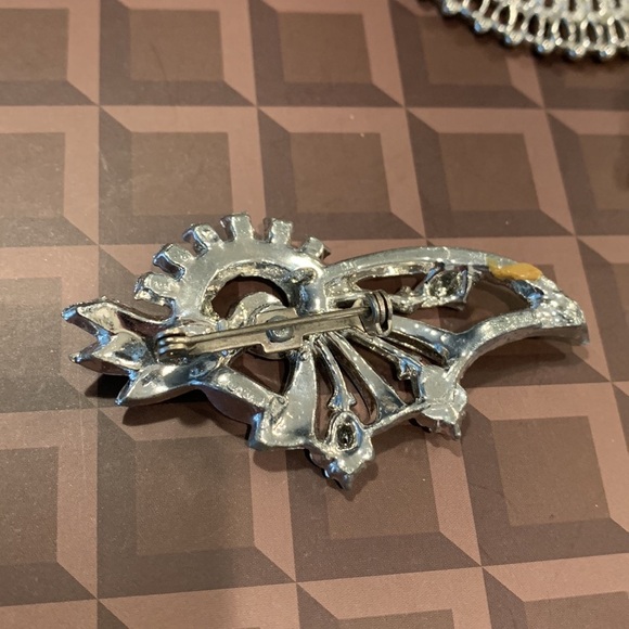 Five Silver Toned Brooches - Picture 3 of 11